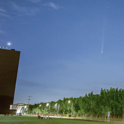 Comet C/2023 A3 (Tsuchinshan-ATLAS) with Venus on the left side.